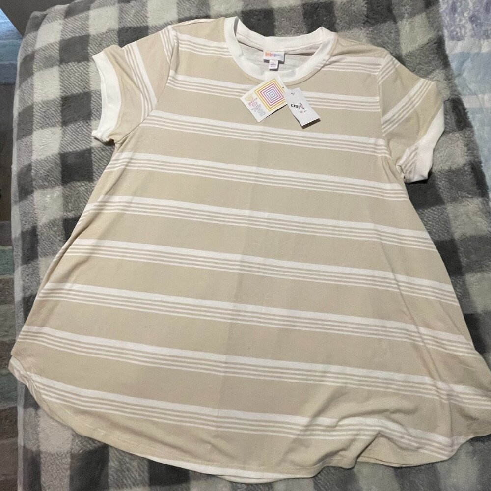 LuLaRoe Erika Swing top. L.  NWT